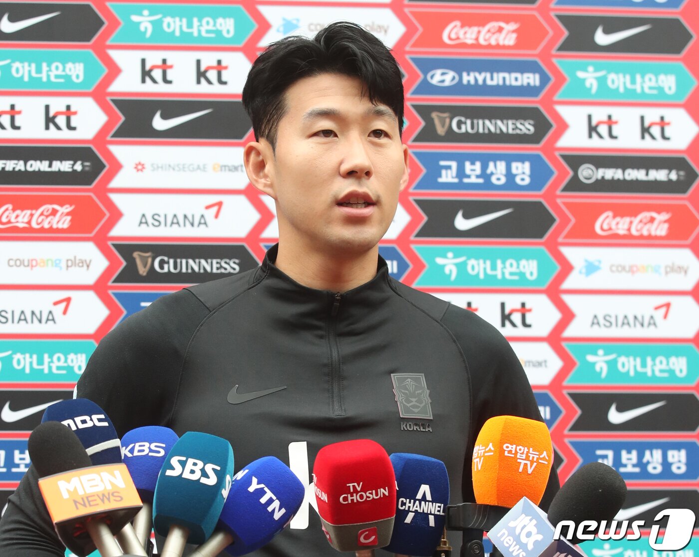 본문 이미지 - 축구 국가대표 손흥민이 30일 오후 경기 파주국가대표트레이닝센터(NFC)에서 인터뷰를 하고 있다. 2022.5.30/뉴스1 ⓒ News1 송원영 기자