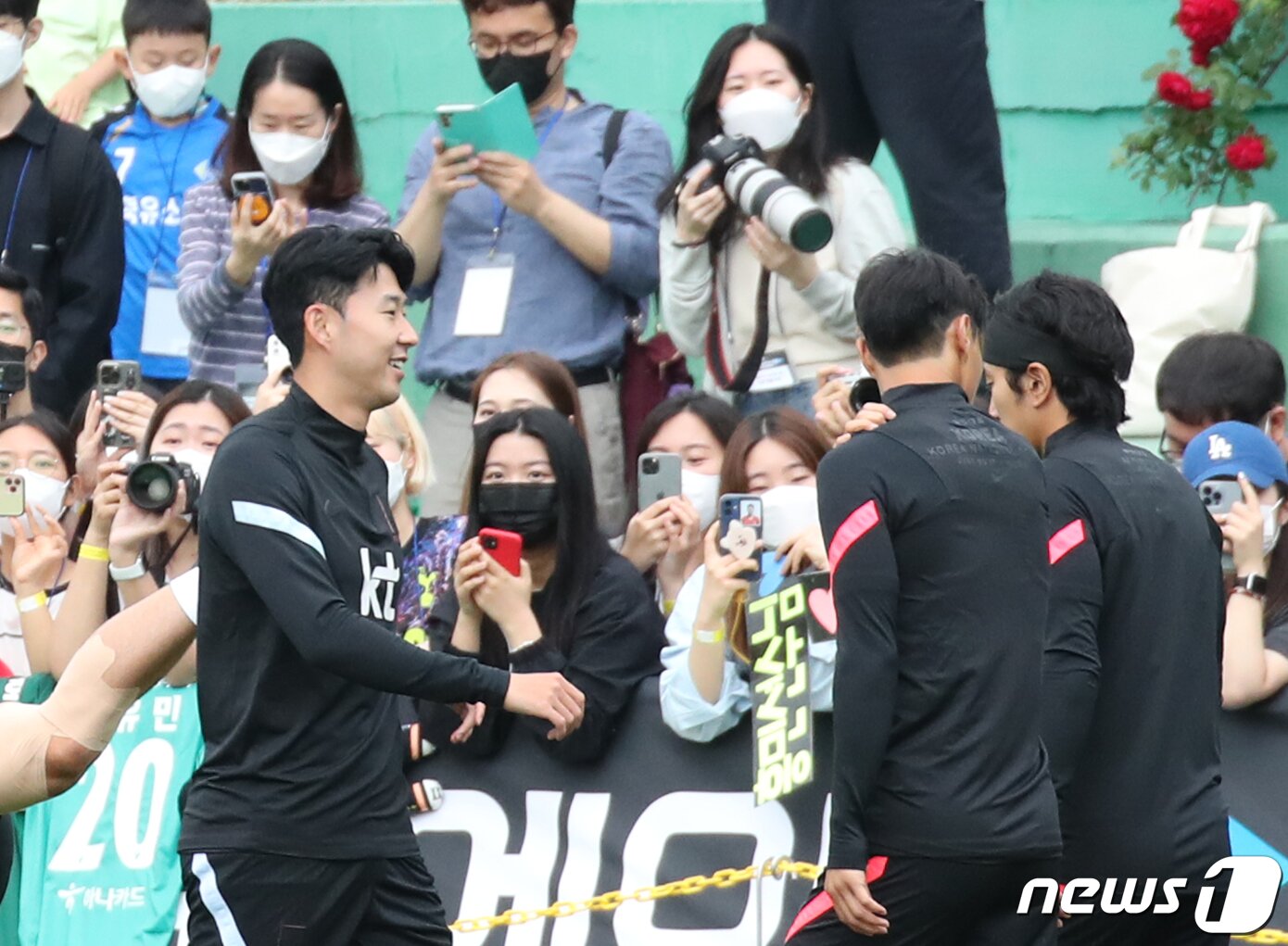 본문 이미지 - 축구 국가대표 손흥민이 30일 오후 경기 파주국가대표트레이닝센터(NFC)에서 팬들이 지켜보고 있는 가운데 평가전 대비 오픈 트레이닝을 하고 있다. 코로나19 확산으로 지난 2년간 열리지 않았던 오픈 트레이닝은 1초만에 선착순 300명이 마감됐다. 축구 국가대표팀은 6월 A매치 기간에 국내에서 4차례 평가전을 치른다. 2022.5.30/뉴스1 ⓒ News1 송원영 기자