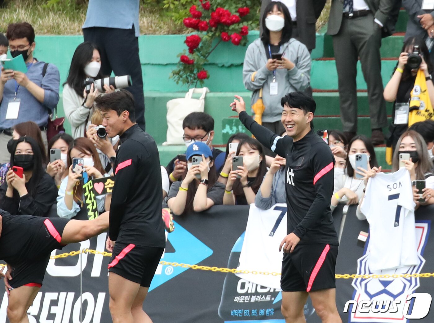 본문 이미지 - 축구 국가대표 손흥민이 30일 오후 경기 파주국가대표트레이닝센터(NFC)에서 팬들이 지켜보고 있는 가운데 평가전 대비 오픈 트레이닝을 하고 있다. 코로나19 확산으로 지난 2년간 열리지 않았던 오픈 트레이닝은 1초만에 선착순 300명이 마감됐다. 2022.5.30/뉴스1 ⓒ News1 송원영 기자