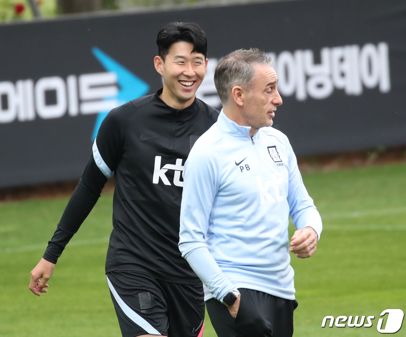 본문 이미지 - 축구 국가대표 손흥민이 30일 오후 경기 파주국가대표트레이닝센터(NFC)에서 열린 오픈 트레이닝에서 파울루 벤투 감독의 등을 밀고 있다. 2022.5.30/뉴스1 ⓒ News1 송원영 기자