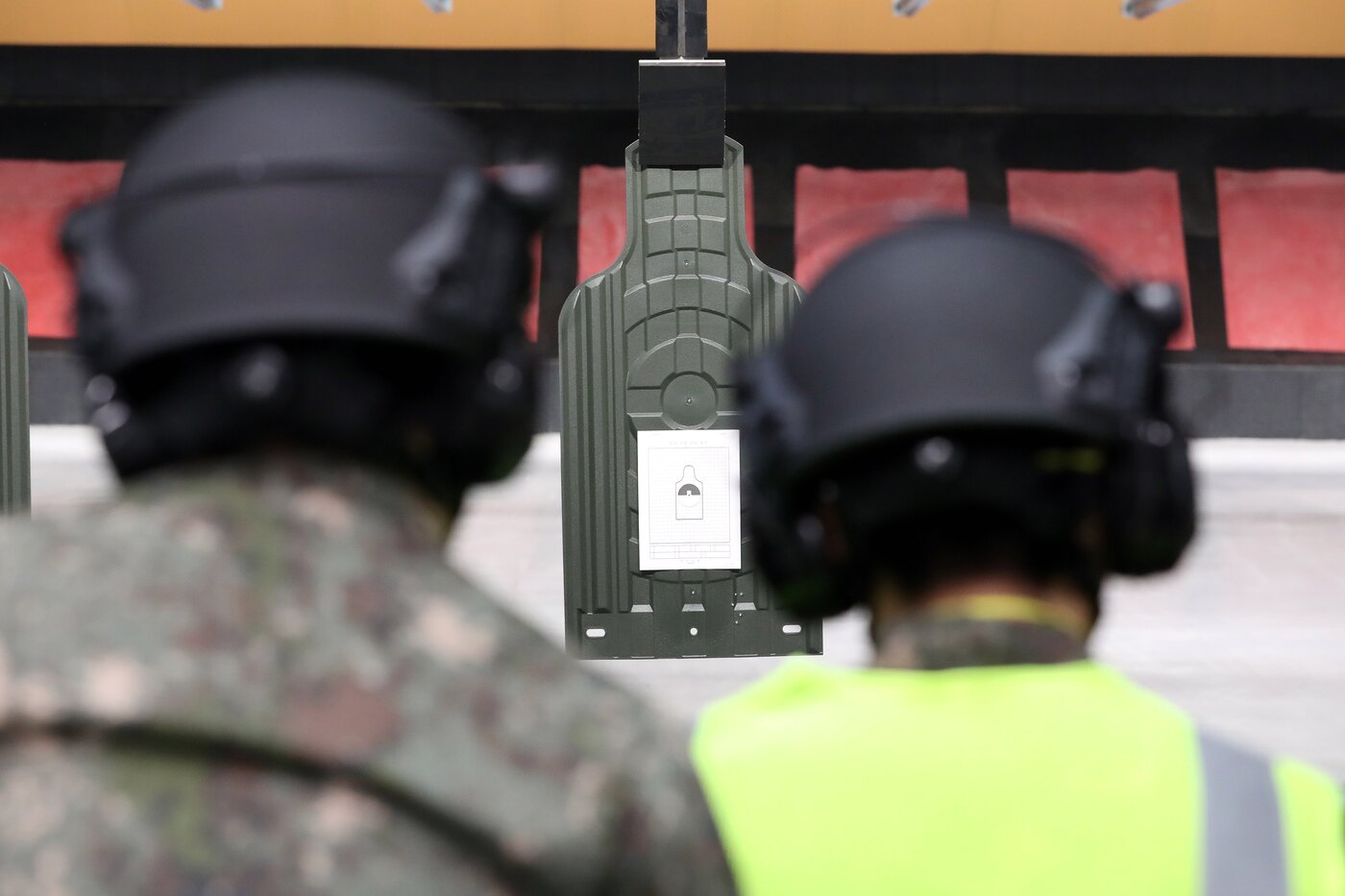 본문 이미지 - 30일 서울 서초 과학화 예비군훈련장에서 진행된 실내사격 훈련. (국방일보 제공)ⓒ 뉴스1