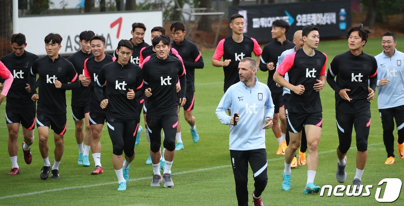 본문 이미지 - 축구 국가대표팀이 30일 오후 경기 파주국가대표트레이닝센터(NFC)에서 팬들이 지켜보고 있는 가운데 평가전 대비 오픈 트레이닝을 하고 있다. 2022.5.30/뉴스1 ⓒ News1 송원영 기자