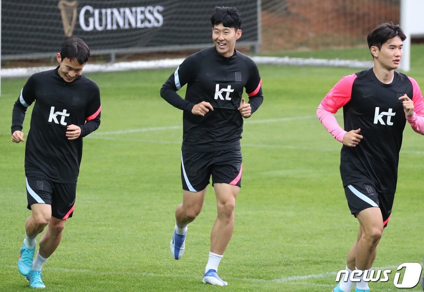 본문 이미지 - 축구 국가대표 손흥민이 30일 오후 경기 파주국가대표트레이닝센터(NFC)에서 훈련을 하고 있다. 2022.5.30/뉴스1 ⓒ News1 송원영 기자