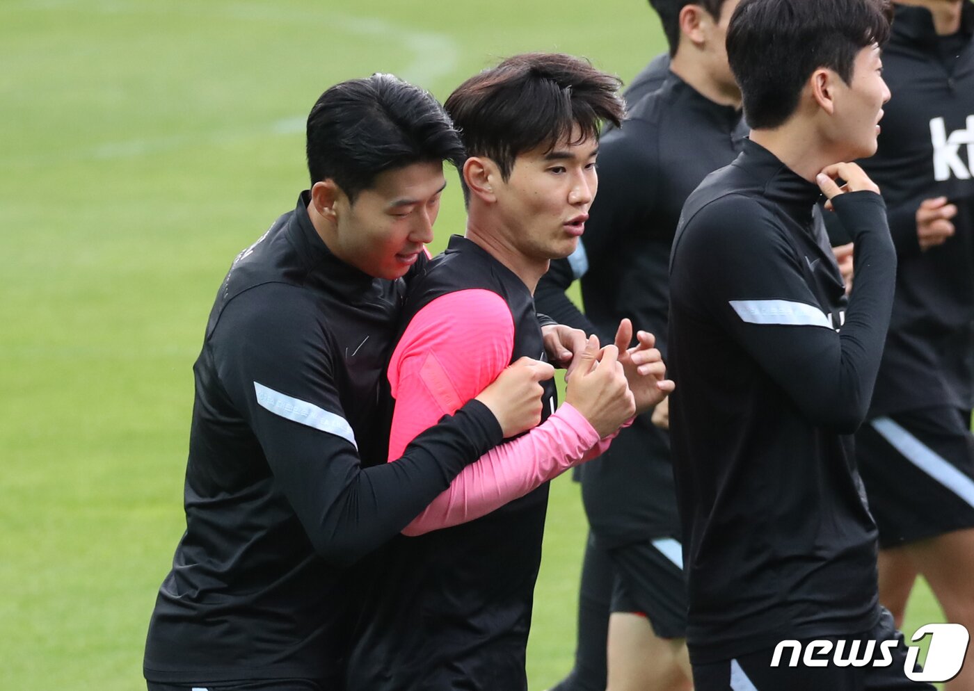 본문 이미지 - 축구 국가대표 손흥민이 30일 오후 경기 파주국가대표트레이닝센터(NFC)에서 훈련을 하고 있다. 2022.5.30/뉴스1 ⓒ News1 송원영 기자