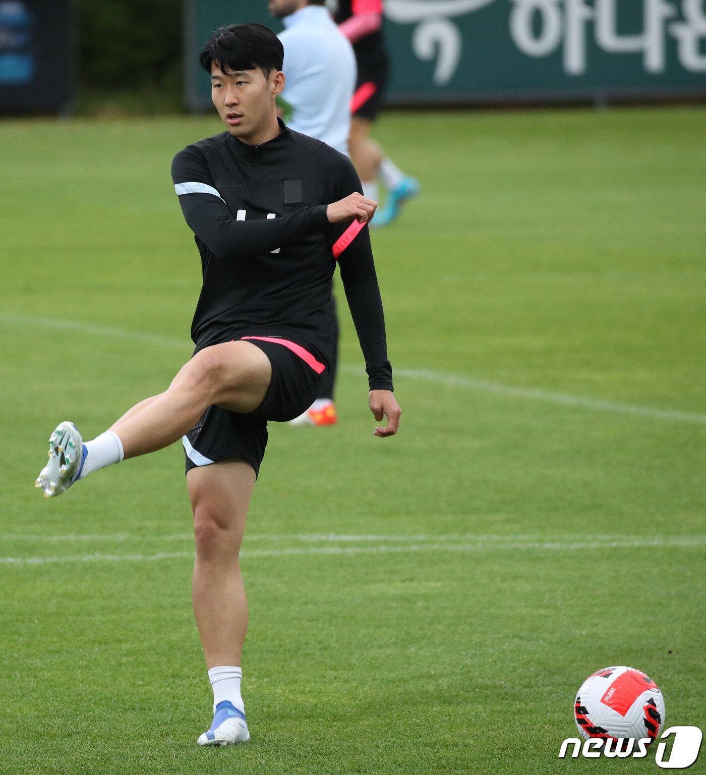 본문 이미지 - 축구 국가대표 손흥민이 30일 오후 경기 파주국가대표트레이닝센터(NFC)에서 훈련을 하고 있다. 2022.5.30/뉴스1 ⓒ News1 송원영 기자