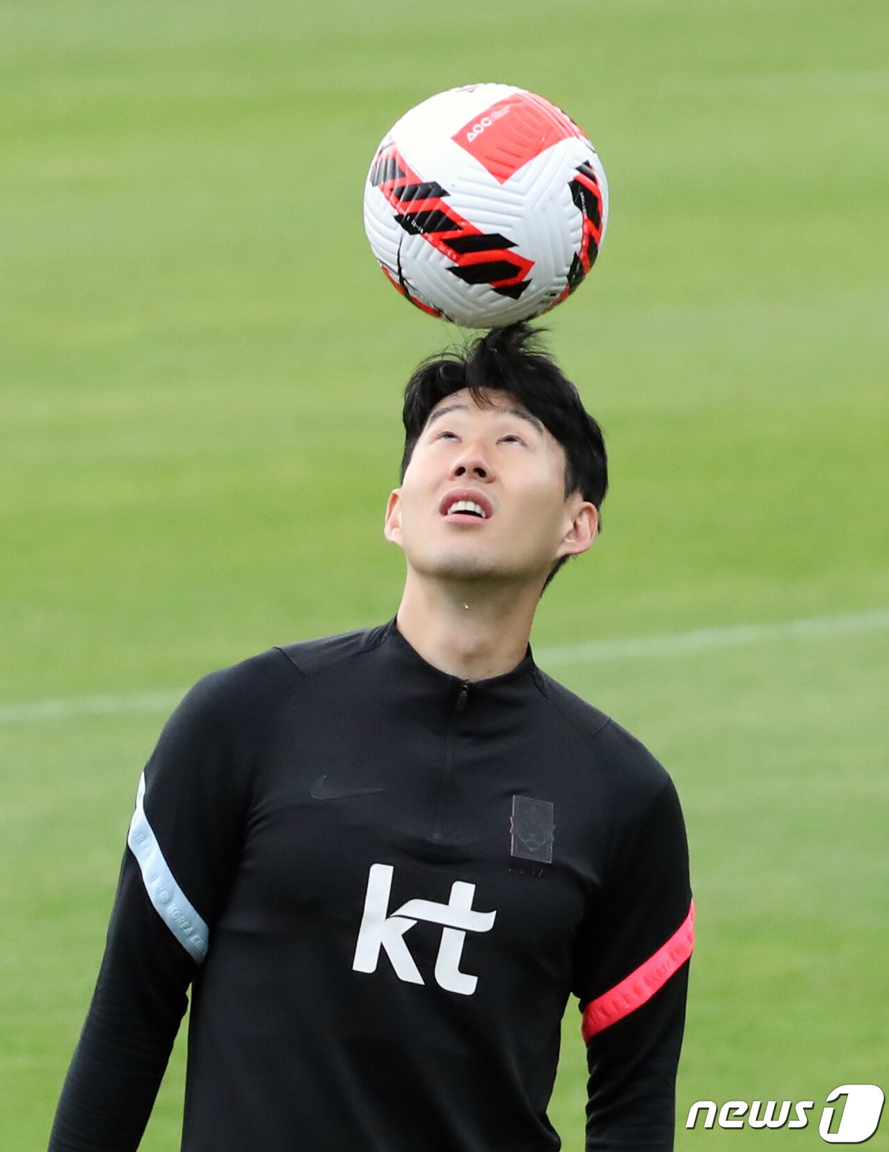 본문 이미지 - 축구 국가대표 손흥민이 30일 오후 경기 파주국가대표트레이닝센터(NFC)에서 훈련을 하고 있다. 2022.5.30/뉴스1 ⓒ News1 송원영 기자