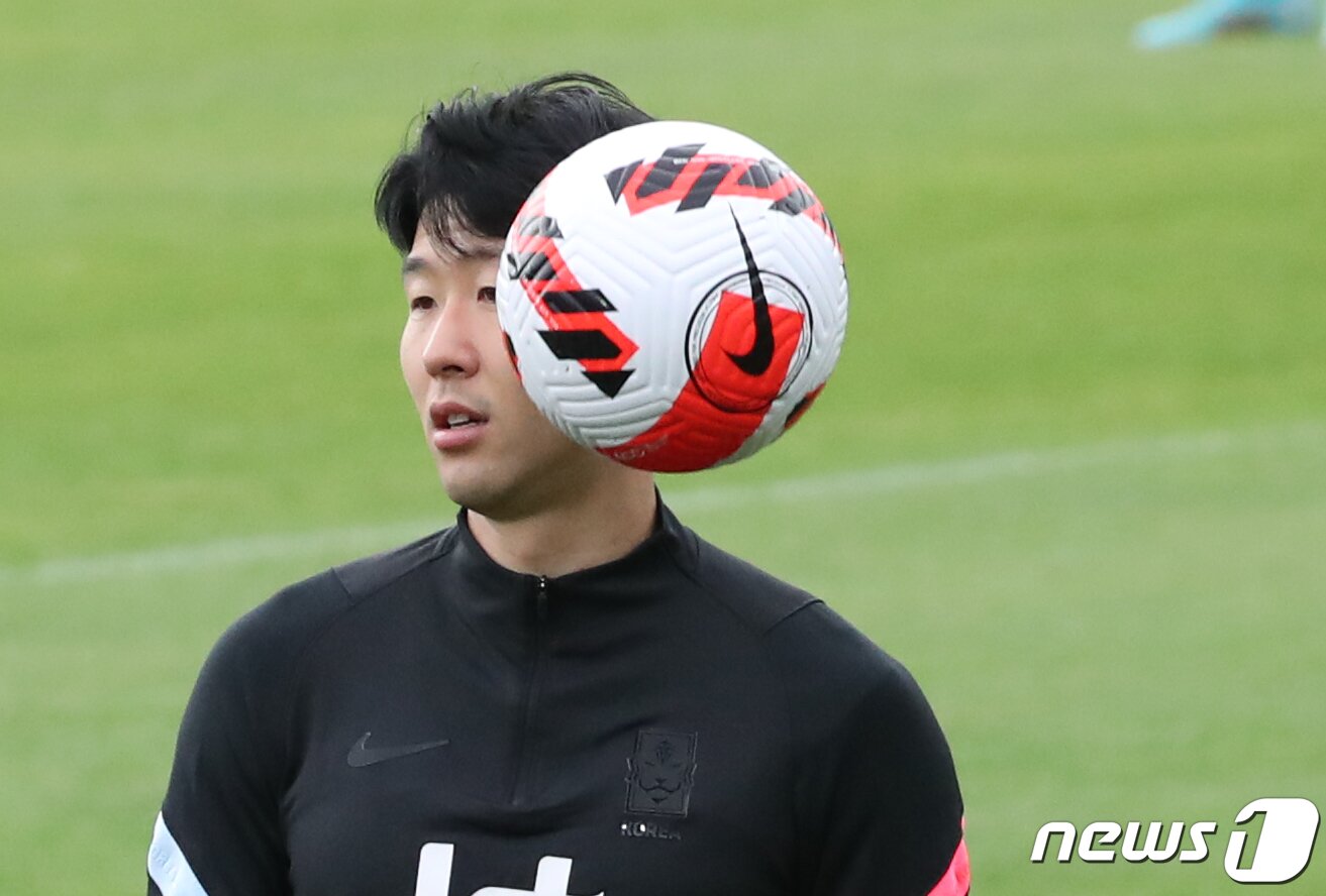 본문 이미지 - 축구 국가대표 손흥민이 30일 오후 경기 파주국가대표트레이닝센터(NFC)에서 훈련을 하고 있다. 2022.5.30/뉴스1 ⓒ News1 송원영 기자