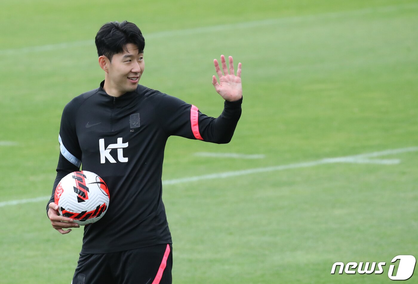 본문 이미지 - 축구 국가대표 손흥민이 30일 오후 경기 파주국가대표트레이닝센터(NFC)에서 열린 오픈 트레이닝에서 팬들을 향해 인사하고 있다. 2022.5.30/뉴스1 ⓒ News1 송원영 기자