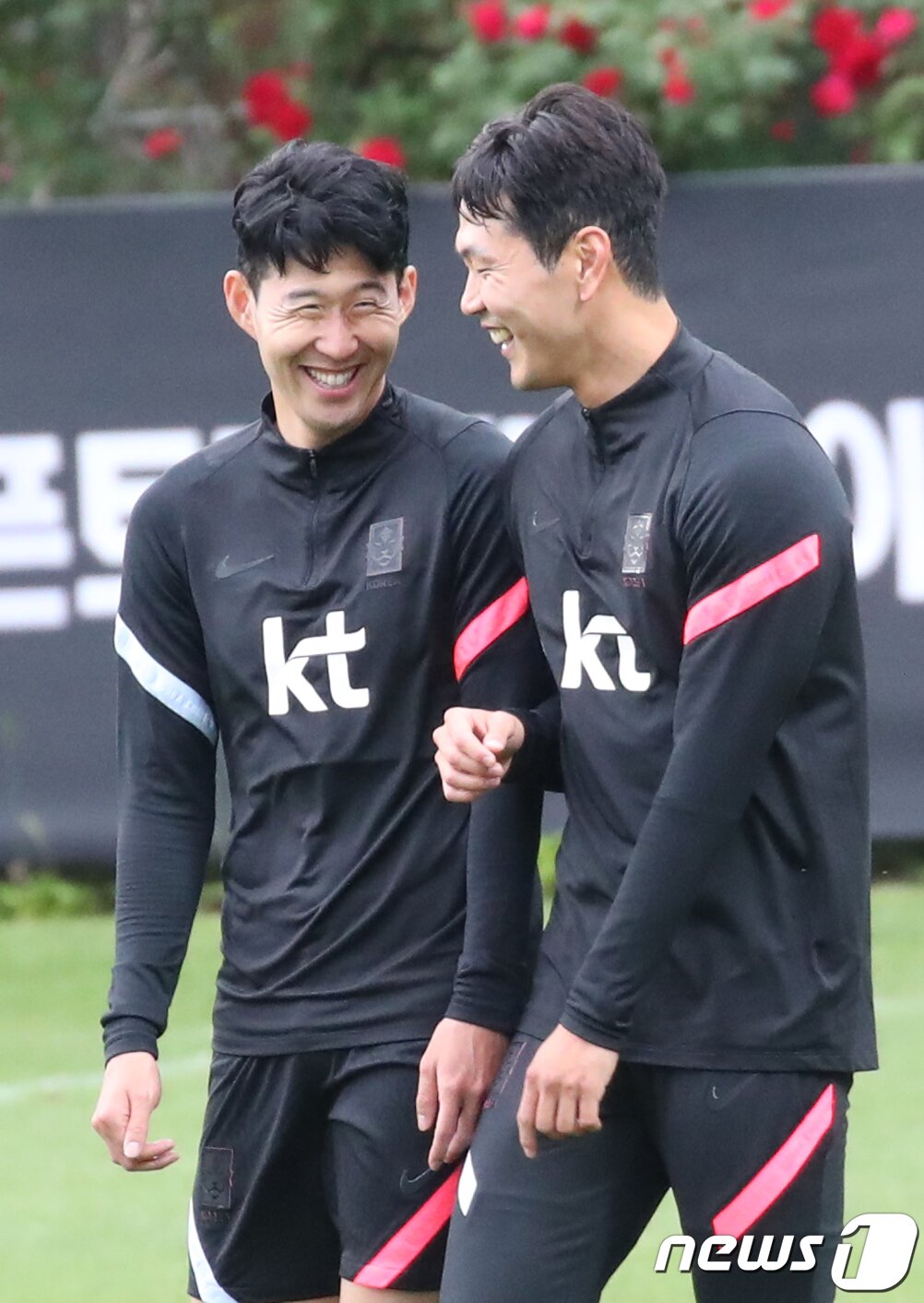 본문 이미지 - 축구 국가대표 손흥민과 김영권이 30일 오후 경기 파주국가대표트레이닝센터(NFC)에서 훈련을 하고 있다.  2022.5.30/뉴스1 ⓒ News1 송원영 기자