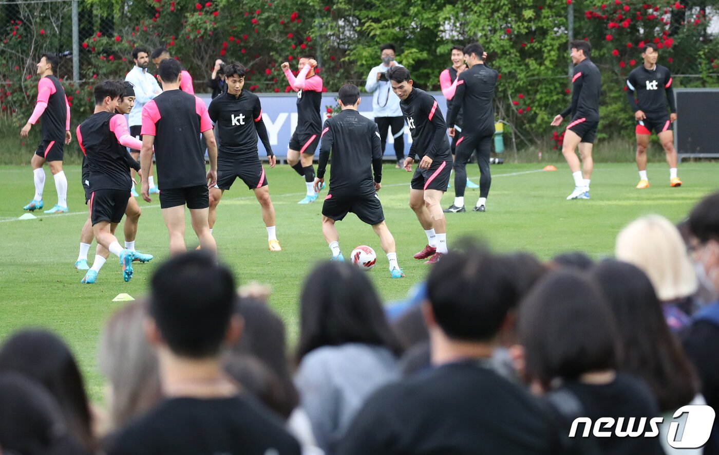 본문 이미지 - 축구 국가대표팀이 30일 오후 경기 파주국가대표트레이닝센터(NFC)에서 팬들이 지켜보고 있는 가운데 평가전 대비 오픈 트레이닝을 하고 있다. 2022.5.30/뉴스1 ⓒ News1 송원영 기자