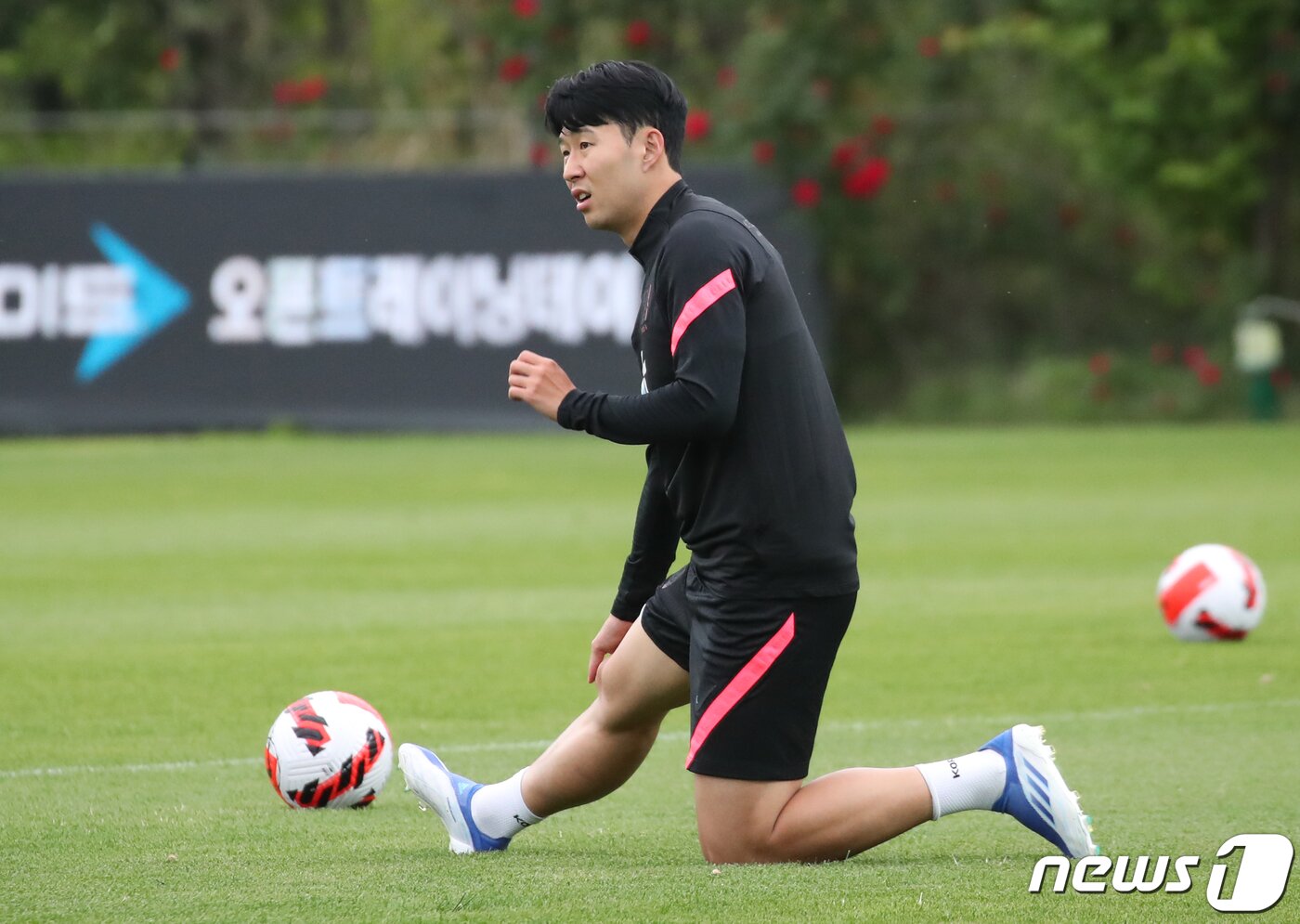 본문 이미지 - 축구 국가대표 손흥민이 30일 오후 경기 파주국가대표트레이닝센터(NFC)에서 훈련을 하고 있다. 2022.5.30/뉴스1 ⓒ News1 송원영 기자