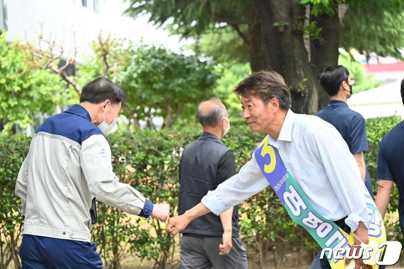본문 이미지 - 여영국 정의당 경남도지사 후보가 30일 창원 두산공작기계 앞에서 노동자들과 인사하며 선거유세를 하고 있다.(여영국 후보 선대본 제공) 2022.5.30/뉴스1 ⓒ News1