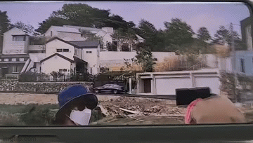 본문 이미지 - 문재인 전 대통령의 양산 평산마을 사저 앞에서 벌어지고 있는 보수단체의 욕설집회; 동영상. (SNS 갈무리) ⓒ 뉴스1