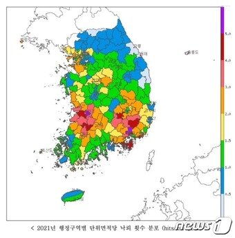 본문 이미지 - 2021년 행정구역별 단위면적당 낙뢰 횟수 분포(기상청 제공) ⓒ 뉴스1