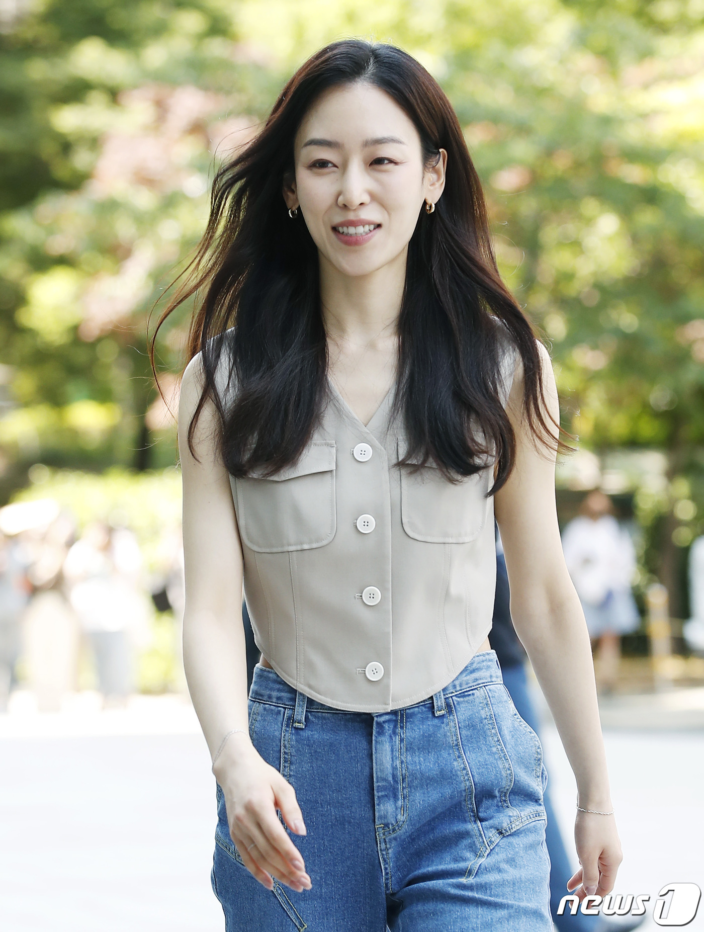 (서울=뉴스1) 권현진 기자 = 배우 서현진이 라디오 '박하선의 씨네타운' 출연을 위해 31일 오전 서울 양천구 목동SBS로 들어서고 있다.서현진은 내달 3일 첫 방송을 앞둔 SB …