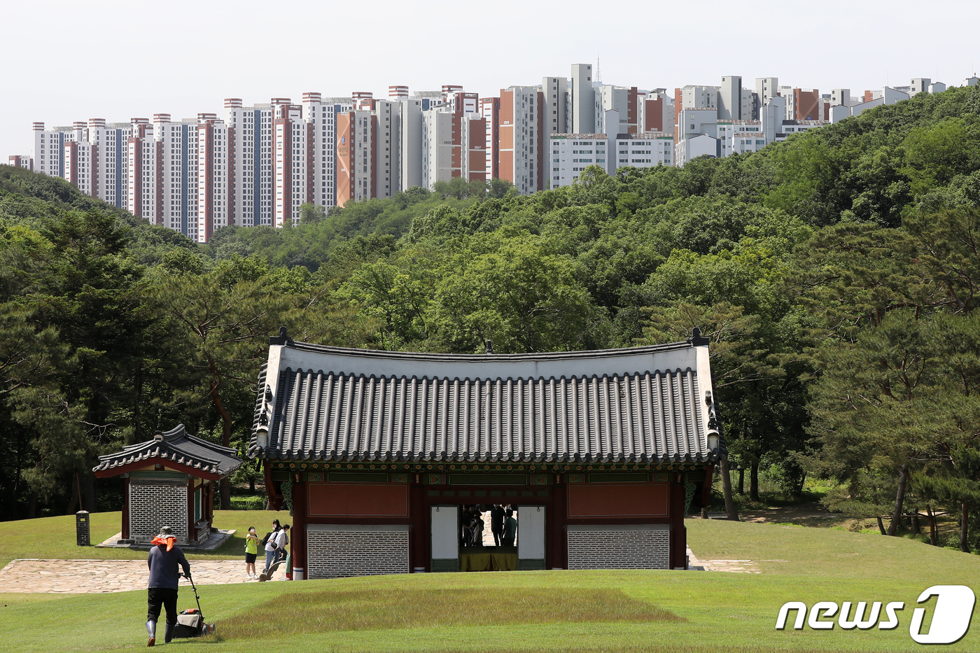 (김포=뉴스1) 민경석 기자 = 유네스코 세계문화유산인 김포 장릉 인근에 문화재청의 허가 없이 건설돼 논란이 일었던 이른바 '왕릉뷰 아파트'의 입주가 승인돼 31일부터 입주가 가능 …