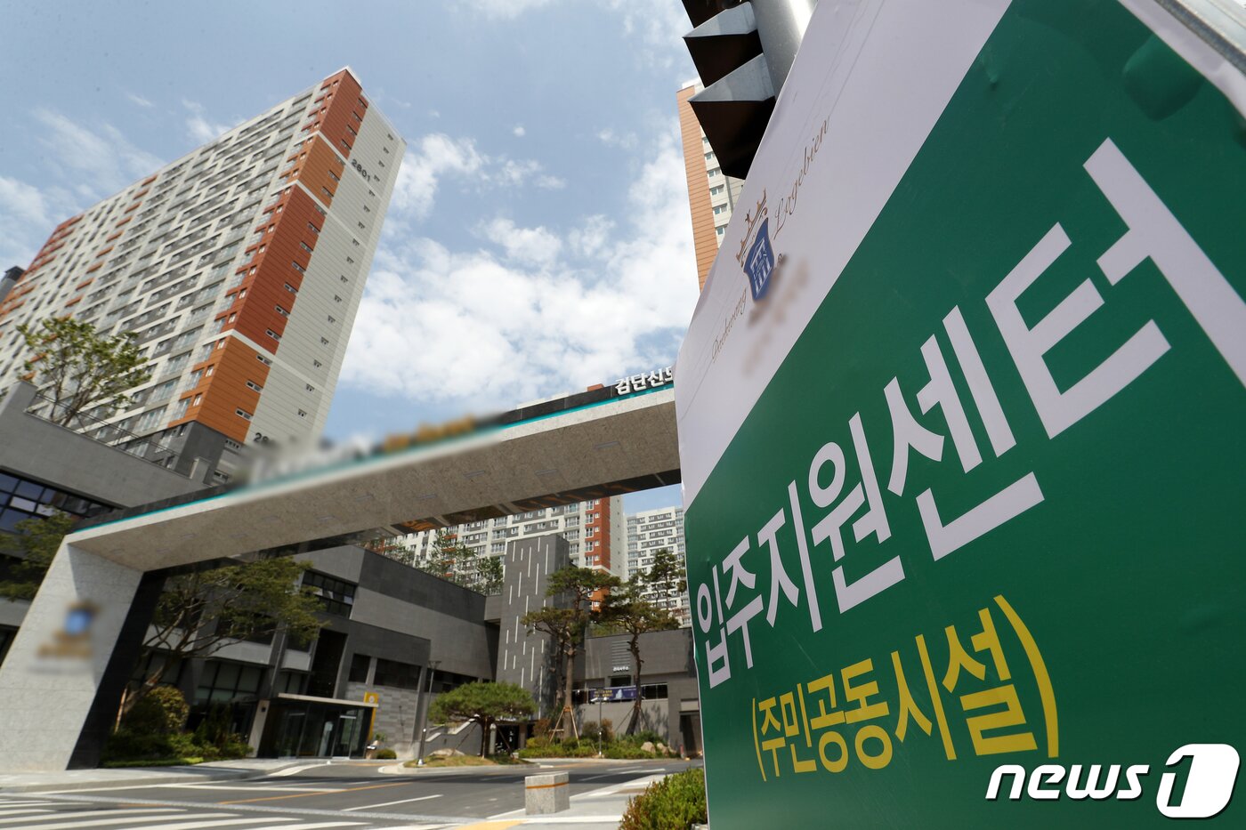 본문 이미지 - 사진은 31일 경기 김포 장릉에서 바라본 '왕릉뷰 아파트' 모습. 2022.5.31/뉴스1 ⓒ News1 민경석 기자