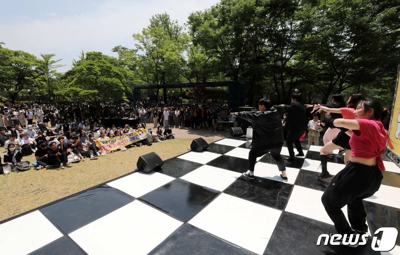 (서울=뉴스1) 김진환 기자 = 31일 오후 서울 성북구 국민대학교 북악관 앞 민주광장에서 열린 ‘국민대 댄싱 머신을 찾아라! 시즌2’에서 학생들이 경연에 나선 학생의 댄스를 보며 …