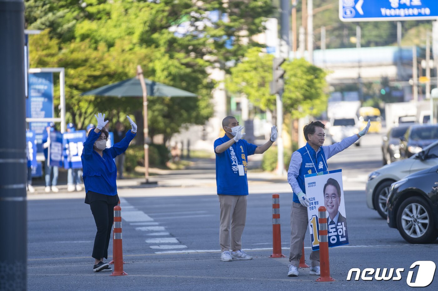 본문 이미지 - 육동한 후보가 31일 춘천 하이마트사거리에서 시민들에게 지지를 호소하고 있다.(육동한 후보 캠프 제공)ⓒ 뉴스1
