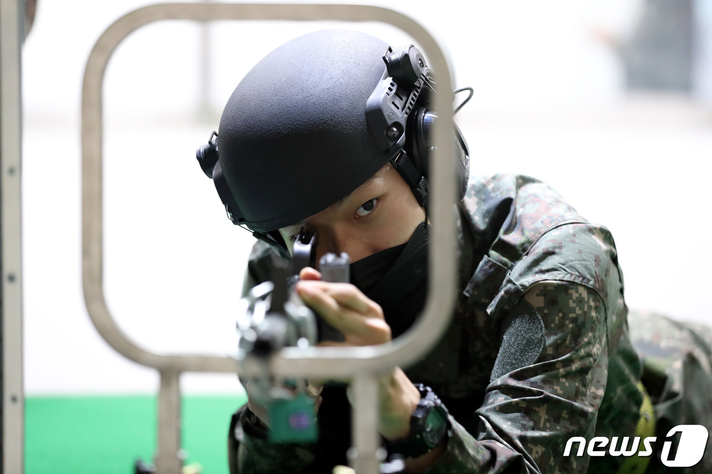 (서울=뉴스1) 박응진 기자 = 지난 30일 서울 서초구 과학화 예비군훈련장에서 시범 실시된 예비군훈련에서 조교들이 사격훈련을 하고 있다. (국방일보 제공)2022.5.31/뉴스1 …