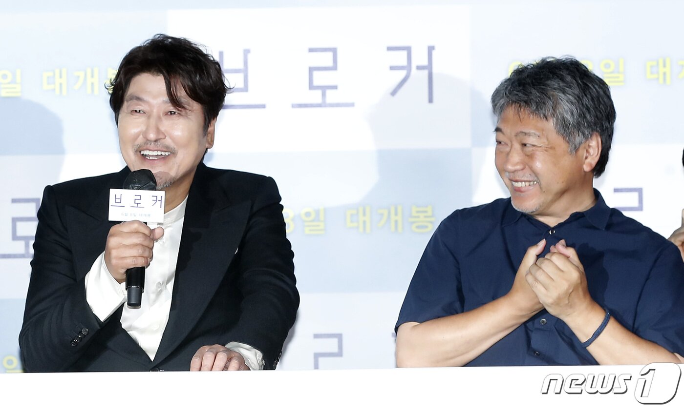 본문 이미지 - '브로커' 국내 언론배급시사회의 송강호, 고레에다 히로카즈 감독 /뉴스1 DB ⓒ News1 권현진 기자