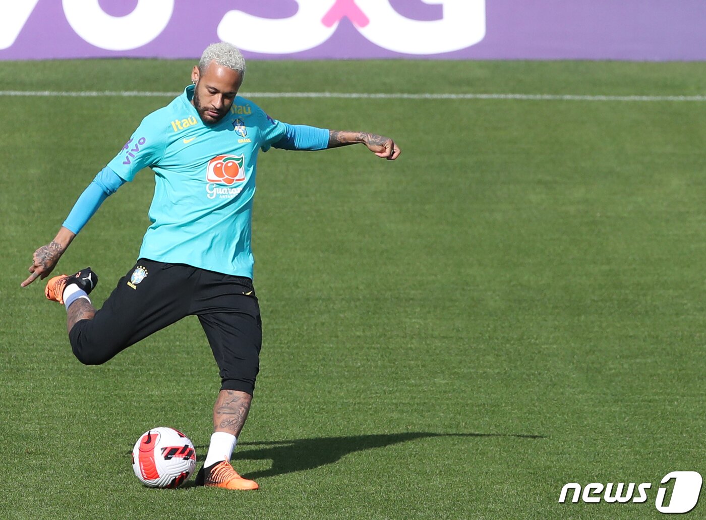 본문 이미지 - 브라질 축구대표팀 네이마르가 31일 경기 일산 고양종합운동장에서 훈련을 하고 있다. 대한민국 축구 국가대표팀은 다음달 2일 서울월드컵경기장에서 브라질과 평가전을 치른다. 2022.5.31/뉴스1 ⓒ News1 송원영 기자
