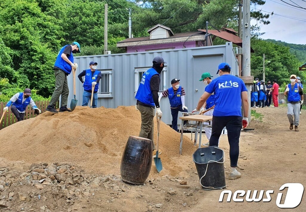 본문 이미지 - 내추럴발란스 블루엔젤봉사단은 29일 경기 용인의 한 보호소에서 봉사활동을 진행했다. ⓒ 뉴스1 최서윤 기자