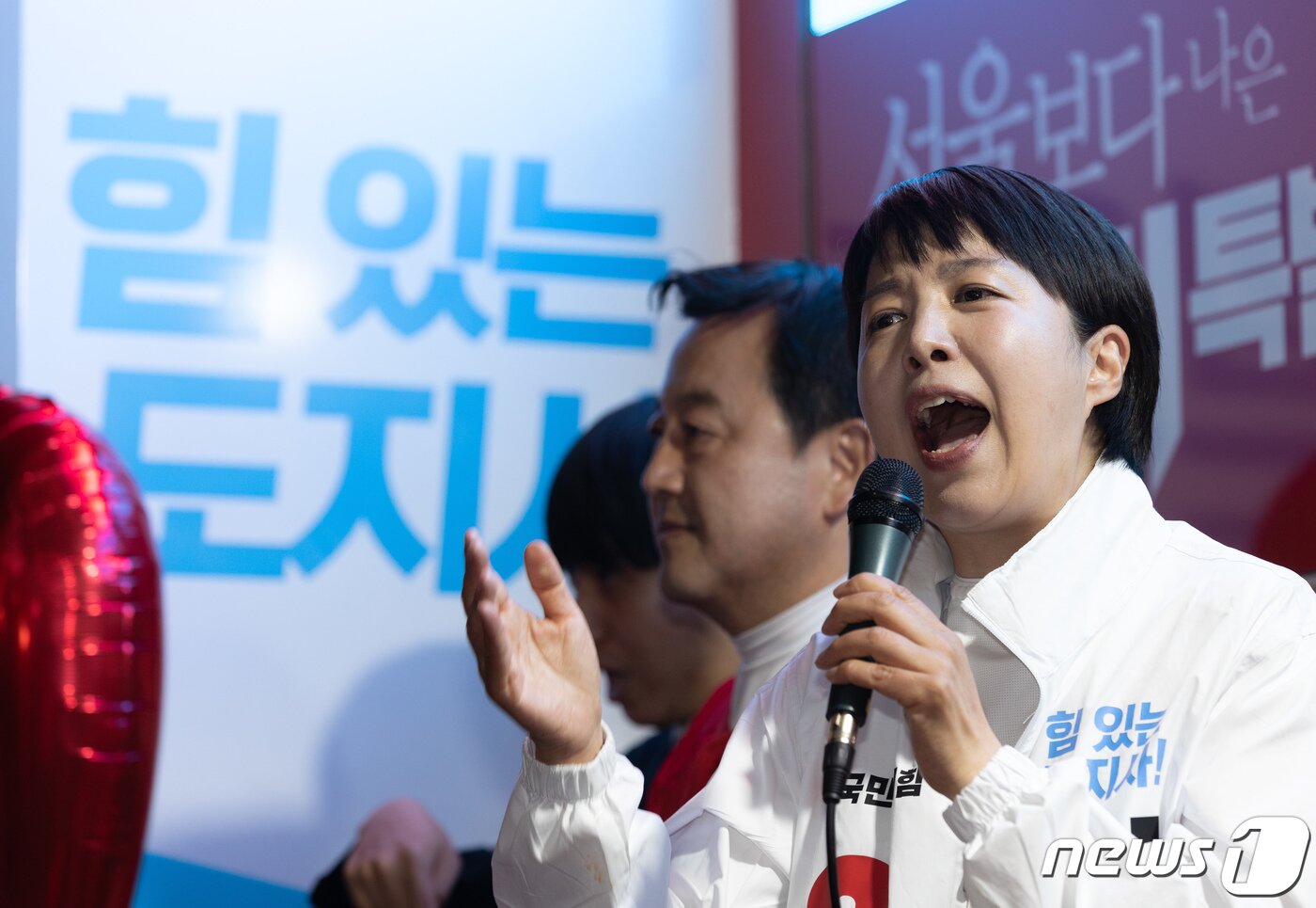 본문 이미지 - 김은혜 국민의힘 경기도지사 후보가 31일 오후 경기도 수원시 팔달구 매산로테마거리에서 시민들에게 지지를 호소하고 있다. 2022.5.31/뉴스1 ⓒ News1 이재명 기자