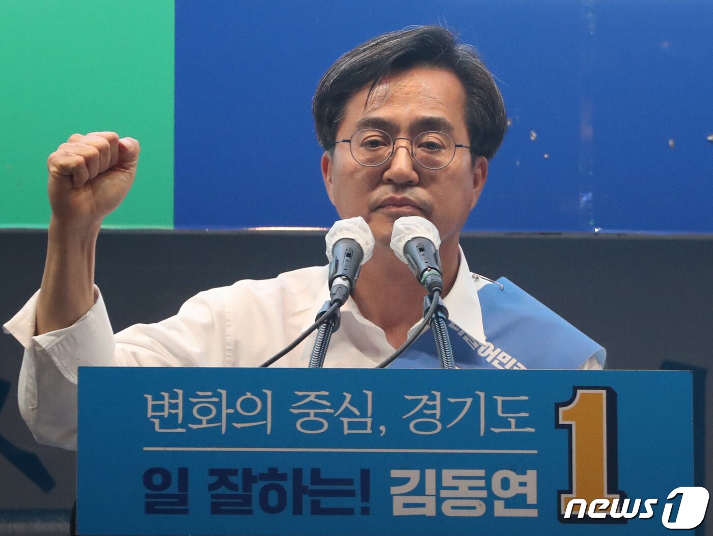 본문 이미지 - 김동연 더불어민주당 경기도지사 후보가 31일 오후 경기 수원시 팔달구 나혜석거리에서 시민들에게 지지를 호소하고 있다. 2022.5.31/뉴스1 ⓒ News1 김영운 기자