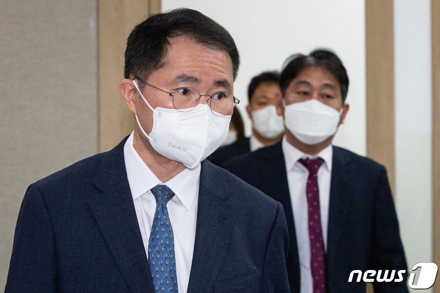 본문 이미지 - 여운국 고위공직자범죄수사처(공수처) 차장이 4일 경기 정부과천청사 공수처에서 대검 수사정보정책관 선거개입사건, 일명 '고발사주' 의혹 수사결과 브리핑에 참석하고 있다. 공수처는 손준성 대구고검 인권보호관을 공직선거법위반, 공무상비밀누설, 개인정보보호법위반, 형사사법절차전자화촉진법위반 혐의로 불구속 기소했다고 밝혔다. 직권남용권리행사방해 부분은 무혐의 처리했다. 한편 윤석열 대통령 당선인과 한동훈 법무부 장관 후보자 등은 무혐의 처분했다. 2022.5.4/뉴스1 ⓒ News1 유승관 기자