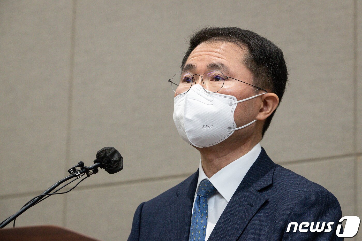 본문 이미지 - 여운국 고위공직자범죄수사처(공수처) 차장이 4일 경기 정부과천청사 공수처에서 대검 수사정보정책관 선거개입사건, 일명 '고발사주' 의혹 수사결과 브리핑을 하고 있다. 공수처는 손준성 대구고검 인권보호관을 공직선거법위반, 공무상비밀누설, 개인정보보호법위반, 형사사법절차전자화촉진법위반 혐의로 불구속 기소했다고 밝혔다. 직권남용권리행사방해 부분은 무혐의 처리했다. 한편 윤석열 대통령 당선인과 한동훈 법무부 장관 후보자 등은 무혐의 처분했다. 2022.5.4/뉴스1 ⓒ News1 유승관 기자