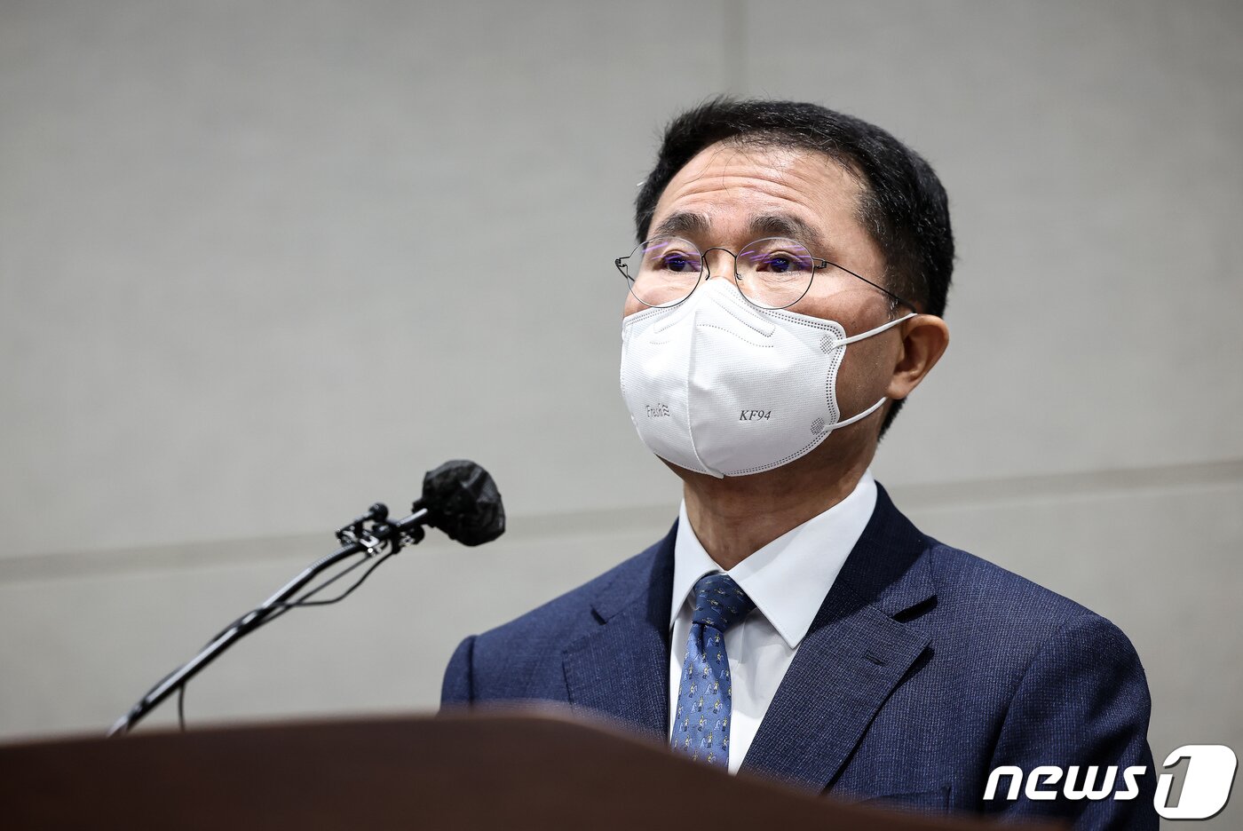 본문 이미지 - 여운국 고위공직자범죄수사처(공수처) 차장이 4일 경기 정부과천청사 공수처에서 대검 수사정보정책관 선거개입사건, 일명 '고발사주' 의혹 수사결과 브리핑을 하고 있다. (공동취재) 2022.5.4/뉴스1 ⓒ News1 유승관 기자