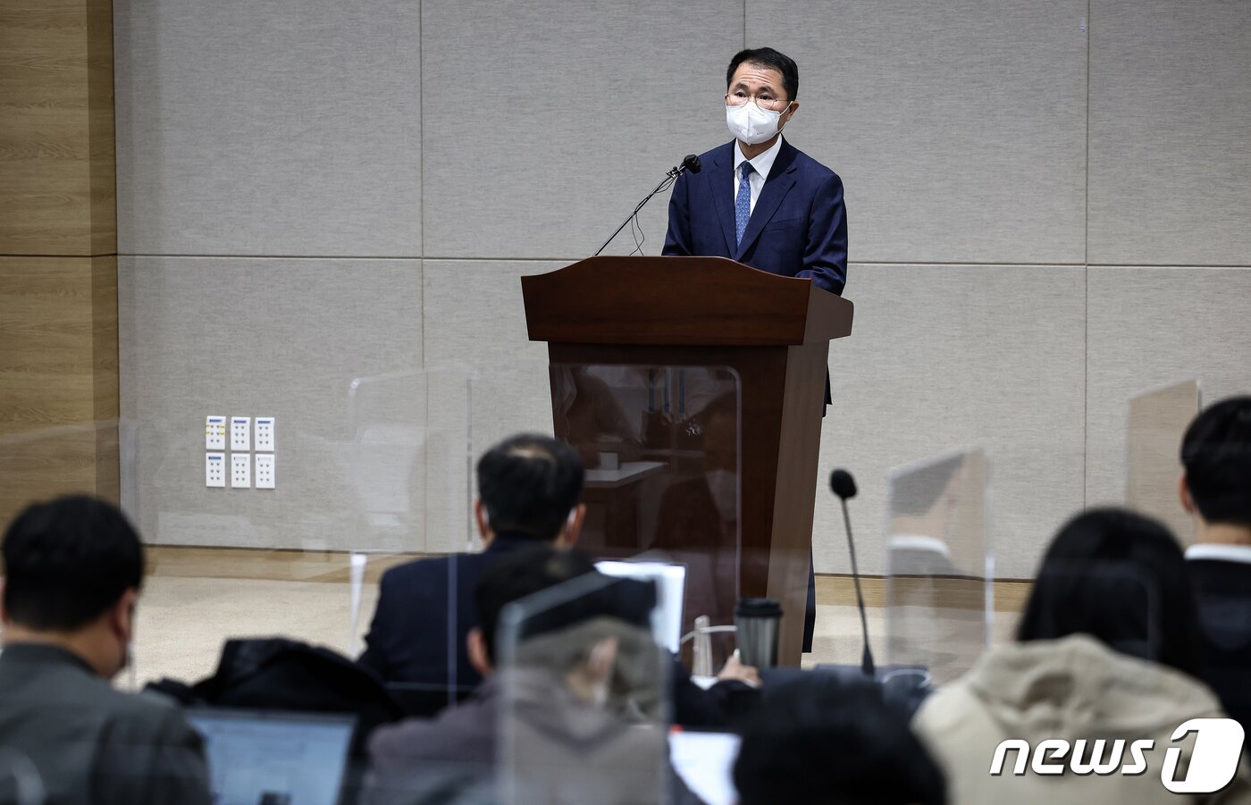 본문 이미지 - 여운국 고위공직자범죄수사처(공수처) 차장이 4일 경기 정부과천청사 공수처에서 대검 수사정보정책관 선거개입사건, 일명 '고발사주' 의혹 수사결과 브리핑을 하고 있다. (공동취재) 2022.5.4/뉴스1 ⓒ News1 유승관 기자