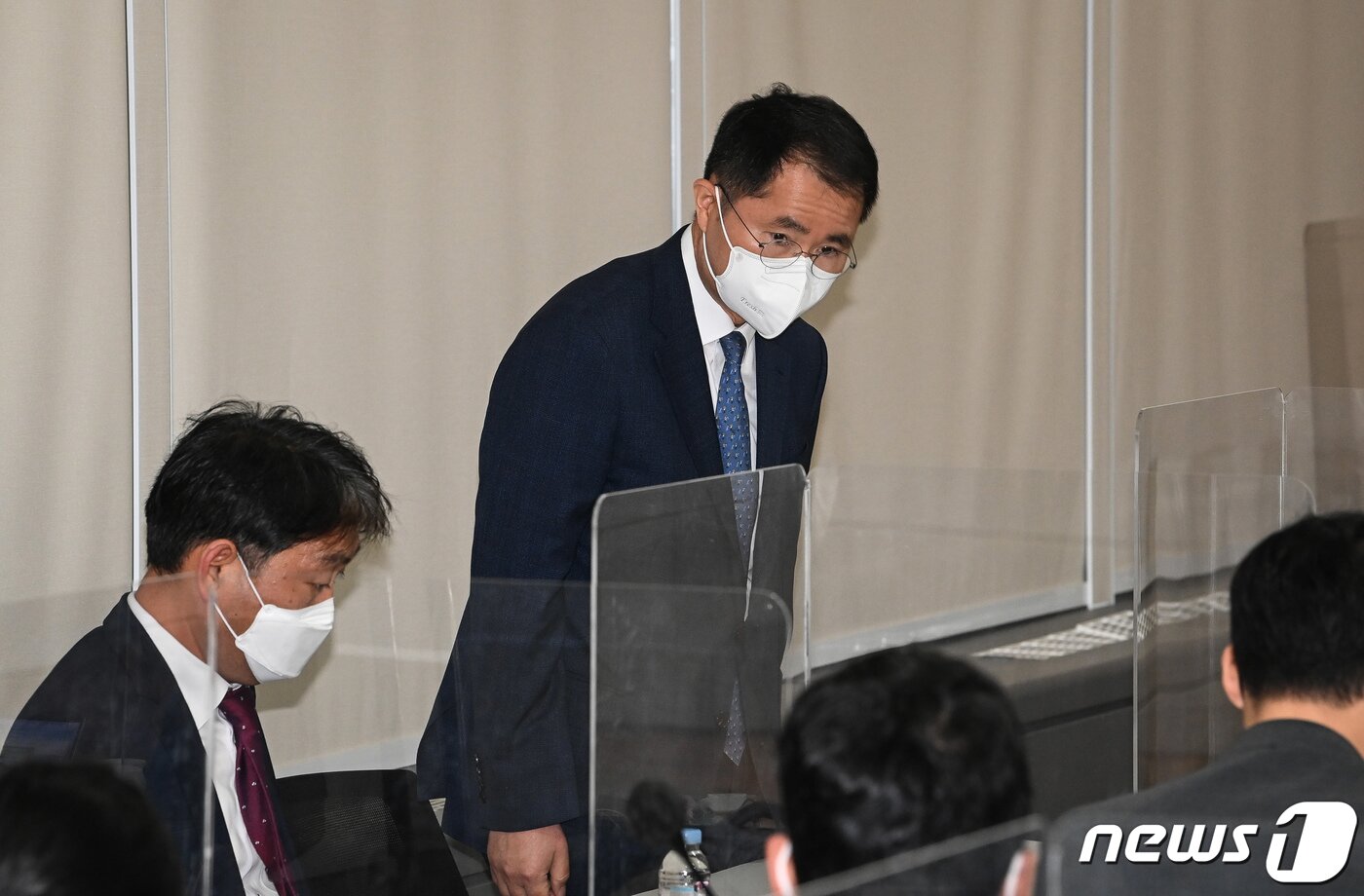 본문 이미지 - 여운국 고위공직자범죄수사처(공수처) 차장이 4일 경기 정부과천청사 공수처에서 대검 수사정보정책관 선거개입사건, 일명 '고발사주' 의혹 수사결과 브리핑에 앞서 취재진들에게 인사하고 있다. (공동취재) 2022.5.4/뉴스1 ⓒ News1 유승관 기자