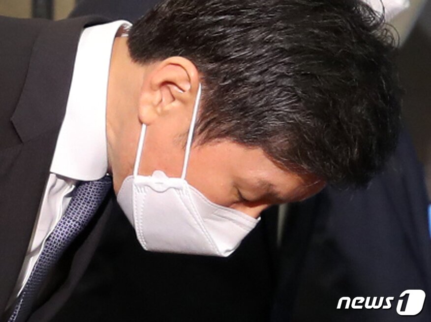 본문 이미지 - 정몽규 HDC그룹 회장이 지난 5월4일 오전 서울 용산구 HDC현대산업개발 본사에서 열린 긴급기자회견에서 고개 숙여 인사하고 있다. 2022.5.4/뉴스1 ⓒ News1 김진환 기자