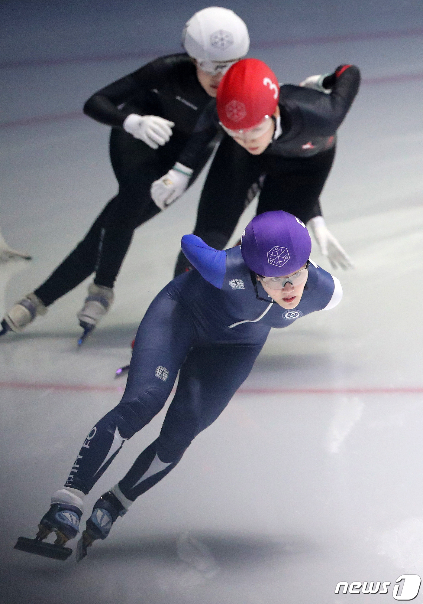 (서울=뉴스1) 구윤성 기자 = 4일 오후 서울 노원구 태릉선수촌 실내빙상장에서 열린 2022-2033 시즌 쇼트트랙 국가대표 1차 선발대회 여자부 1500M 준준결승 3조 경기에 …