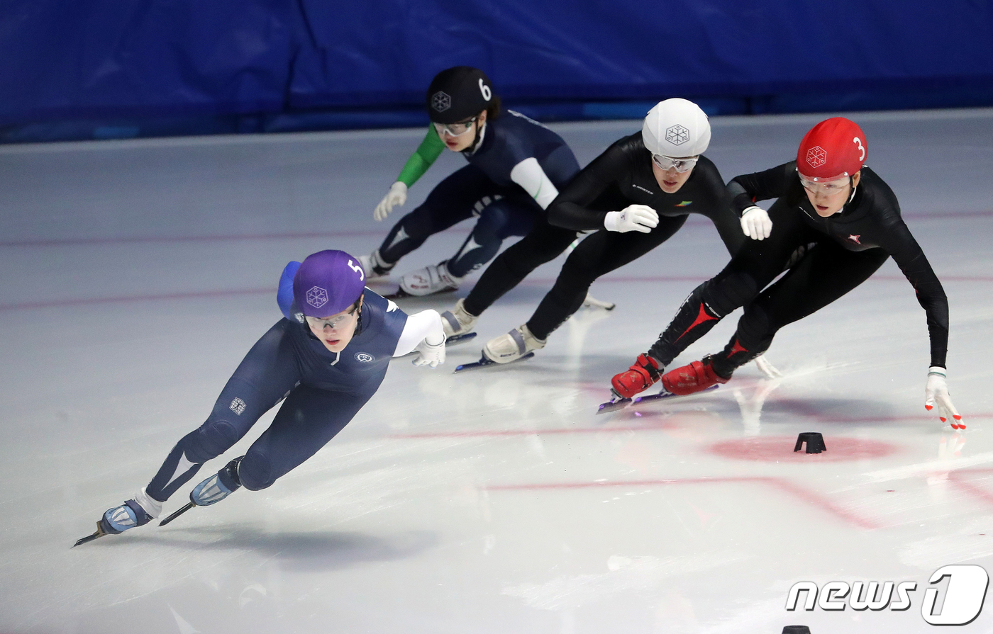 (서울=뉴스1) 구윤성 기자 = 4일 오후 서울 노원구 태릉선수촌 실내빙상장에서 열린 2022-2033 시즌 쇼트트랙 국가대표 1차 선발대회 여자부 1500M 준준결승 3조 경기에 …
