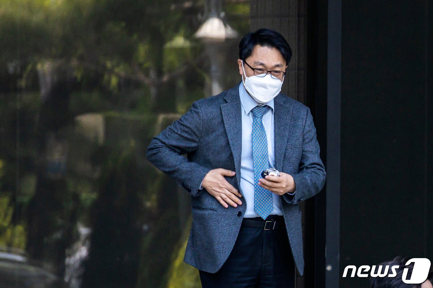 본문 이미지 - 김진욱 고위공직자범죄수사처장이 4일 경기 정부과천청사에서 점심식사를 위해 이동하고 있다. 공수처는 이날 '고발사주' 의혹 수사결과를 발표하고 손준성 대구고검 인권보호관을 불구속 기소하고 윤석열 대통령 당선인과 한동훈 법무부 장관 후보자 등을 무혐의 처분했다. (공동취재) 2022.5.4/뉴스1 ⓒ News1 유승관 기자