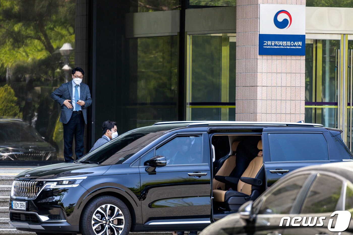 본문 이미지 - 김진욱 고위공직자범죄수사처장이 4일 경기 정부과천청사에서 점심식사를 위해 이동하고 있다. 공수처는 이날 '고발사주' 의혹 수사결과를 발표하고 손준성 대구고검 인권보호관을 불구속 기소하고 윤석열 대통령 당선인과 한동훈 법무부 장관 후보자 등을 무혐의 처분했다. (공동취재) 2022.5.4/뉴스1 ⓒ News1 유승관 기자