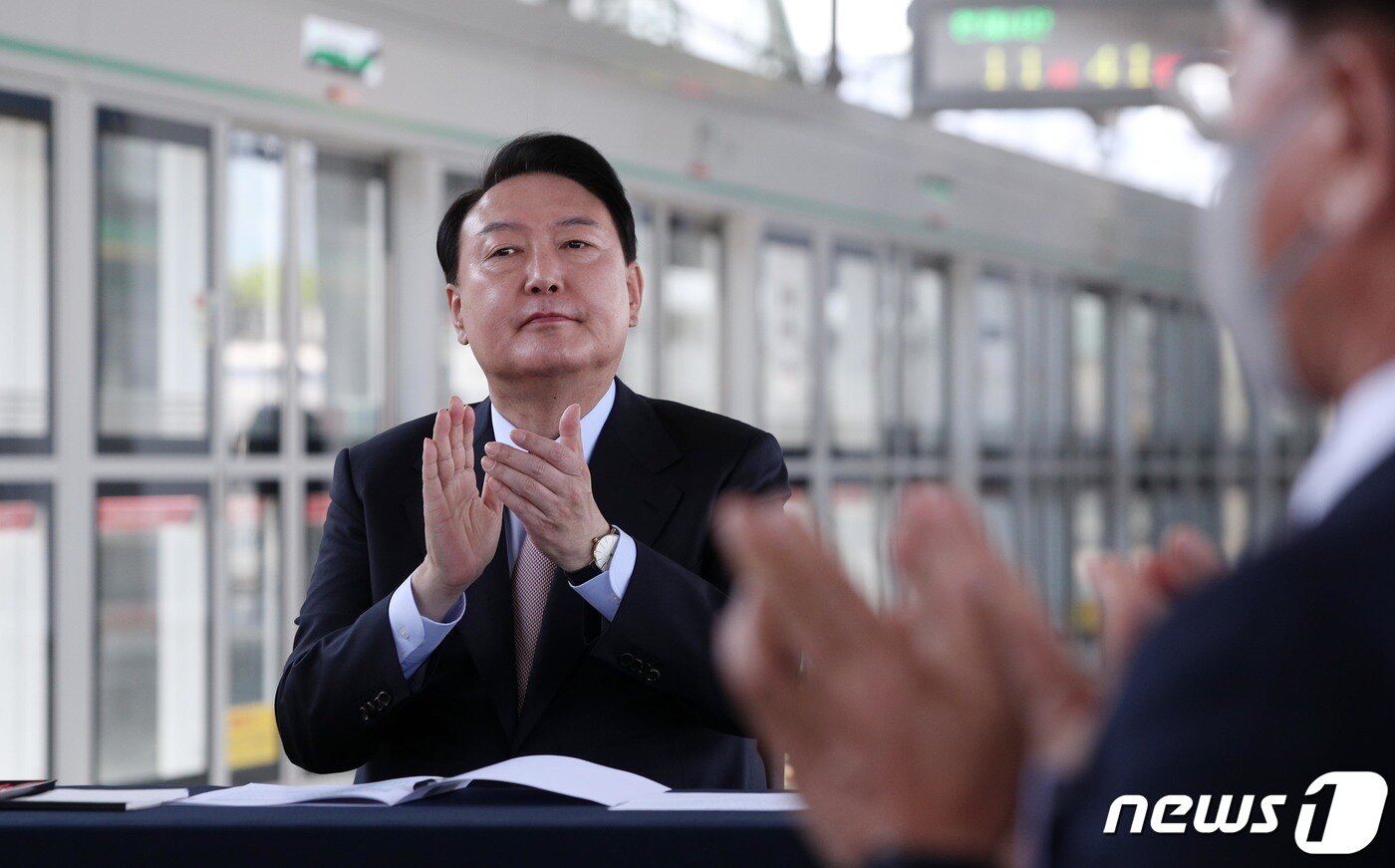 본문 이미지 - 윤석열 대통령 당선인이 4일 철도 인프라 구축 현장점검을 위해 강원 춘천역을 찾아 손뼉 치고 있다. 2022.5.4/뉴스1 ⓒ News1 인수위사진기자단