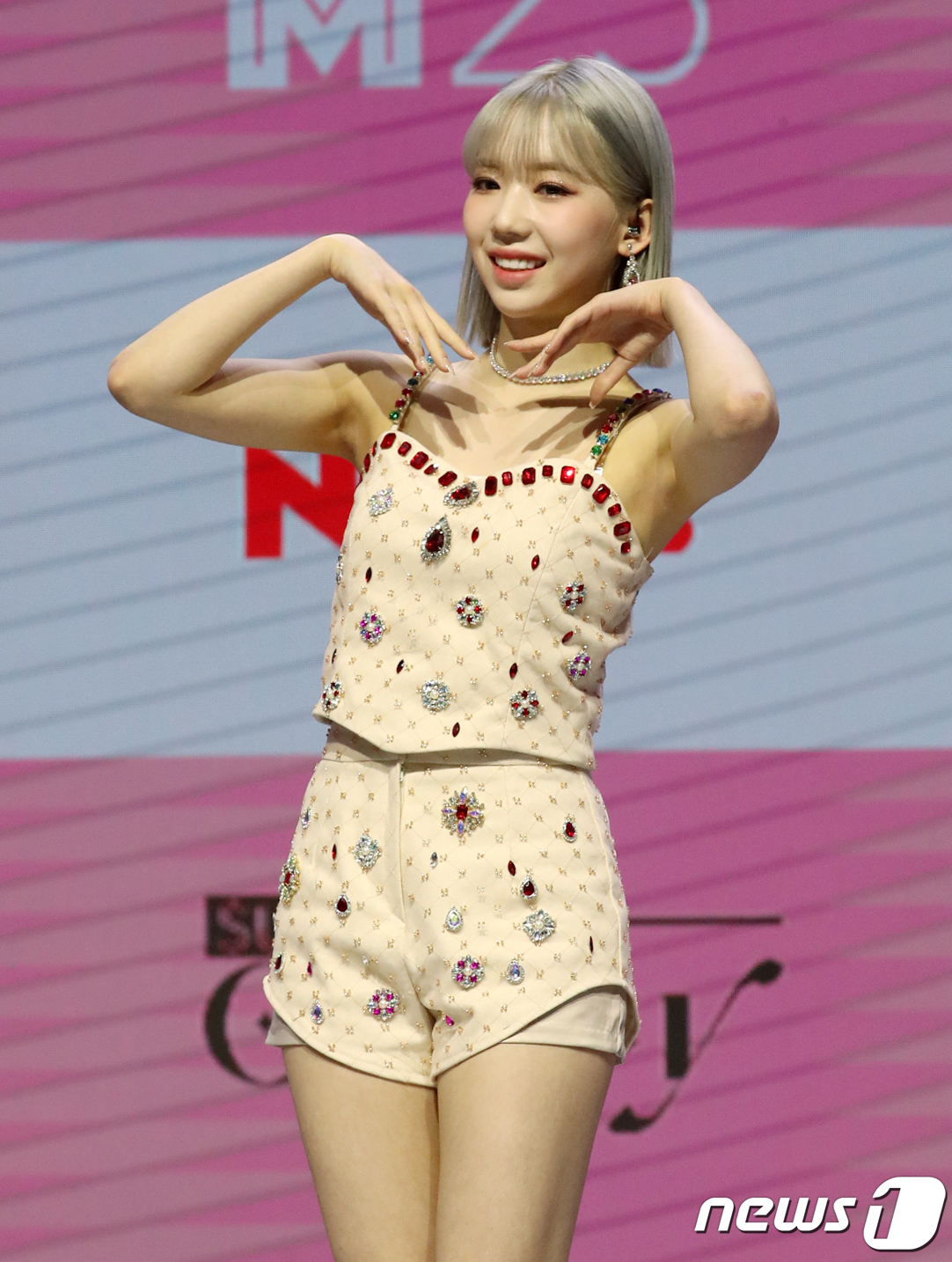 (서울=뉴스1) 김진환 기자 = 걸그룹 클라씨(CLASS:y)의 홍혜주가 4일 오후 서울 광진구 예스24라이브홀에서 열린 첫 미니앨범 Y '클래스 이즈 오버(CLASS IS OVE …