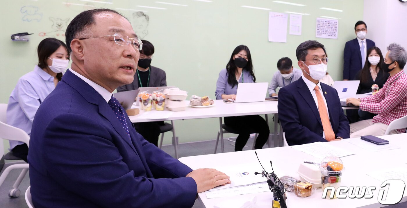 본문 이미지 - 홍남기 경제부총리 겸 기획재정부 장관이 4일 오후 정부세종청사에서 이임 기자간담회를 열고 37년간의 공직생활에 대한 소회를 밝히고 있다. 2022.5.4/뉴스1 ⓒ News1 김기남 기자