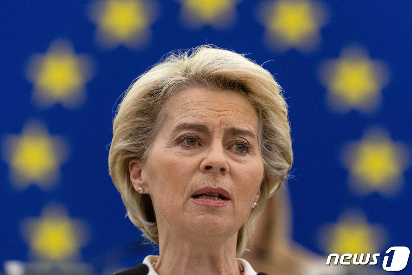 본문 이미지 - 유럽연합(EU) 행정부 수반격인 우르줄라 폰데어라이엔 EU 집행위원장이 4일 프랑스 스트라스부르에 위치한 EU 의회에서 대러시아 6차 제재 관련 발언하고 있다. 당시 EU는 처음으로 러시아산 석유 금수 계획을 밝혔다. 2022. 5. 4. ⓒ AFP=뉴스1 ⓒ News1 최서윤 기자