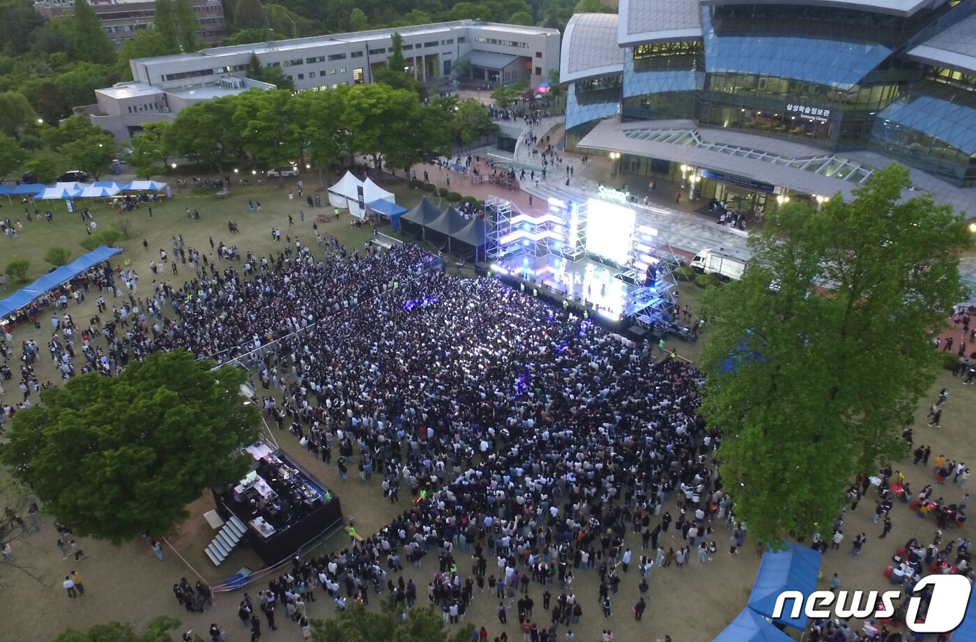 본문 이미지 - 4일 오후 경기 수원 장안구 성균관대학교 자연과학캠퍼스에서 열린 '2022 ESKARA(대동제)' 축제에서 학생들이 교내 동아리 공연을 관람하며 축제를 즐기고 있다. 2022.5.4/뉴스1 ⓒ News1 김영운 기자