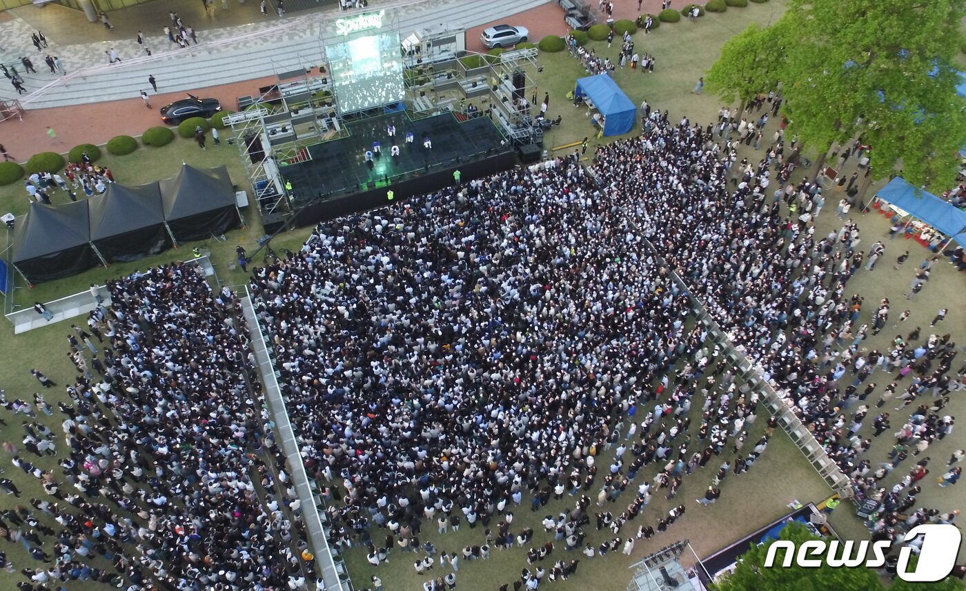 본문 이미지 - 4일 오후 경기 수원 장안구 성균관대학교 자연과학캠퍼스에서 열린 '2022 ESKARA(대동제)' 축제에서 학생들이 교내 동아리 공연을 관람하며 축제를 즐기고 있다. 2022.5.4/뉴스1 ⓒ News1 김영운 기자