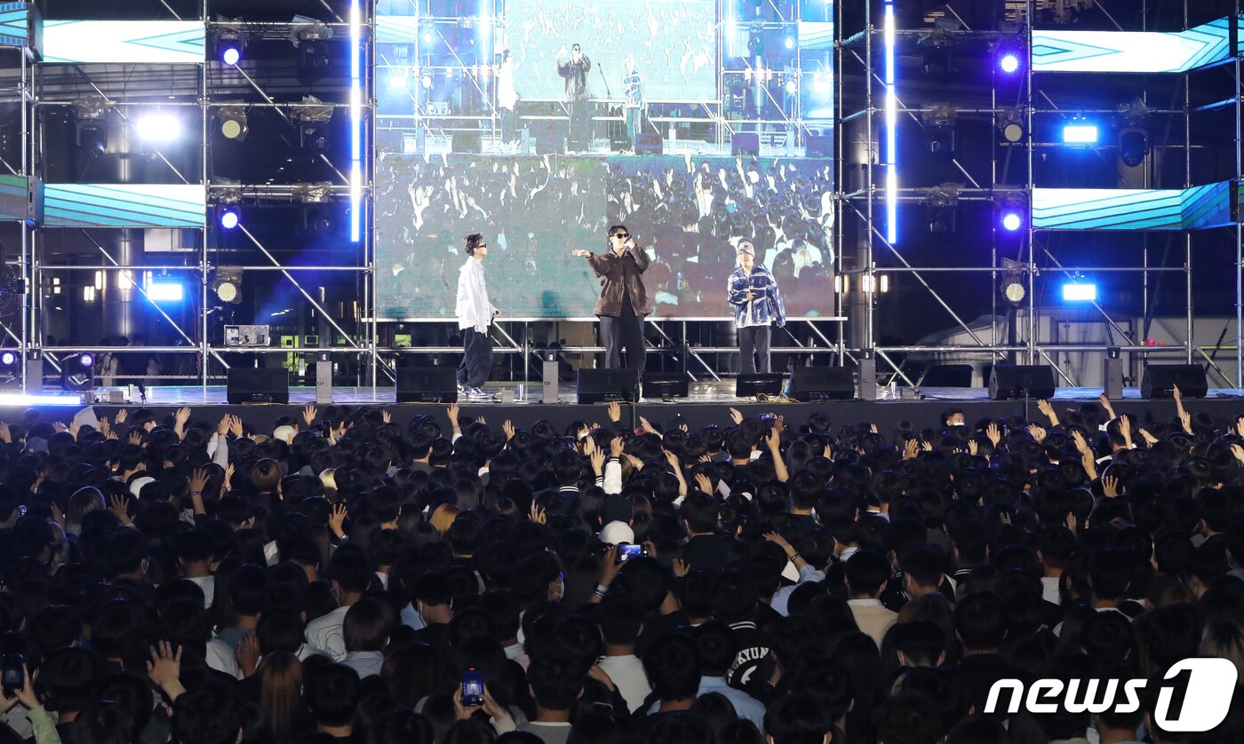 본문 이미지 - 4일 오후 경기 수원 장안구 성균관대학교 자연과학캠퍼스에서 열린 '2022 ESKARA(대동제)' 축제에서 학생들이 교내 동아리 공연을 관람하며 축제를 즐기고 있다. 2022.5.4/뉴스1 ⓒ News1 김영운 기자