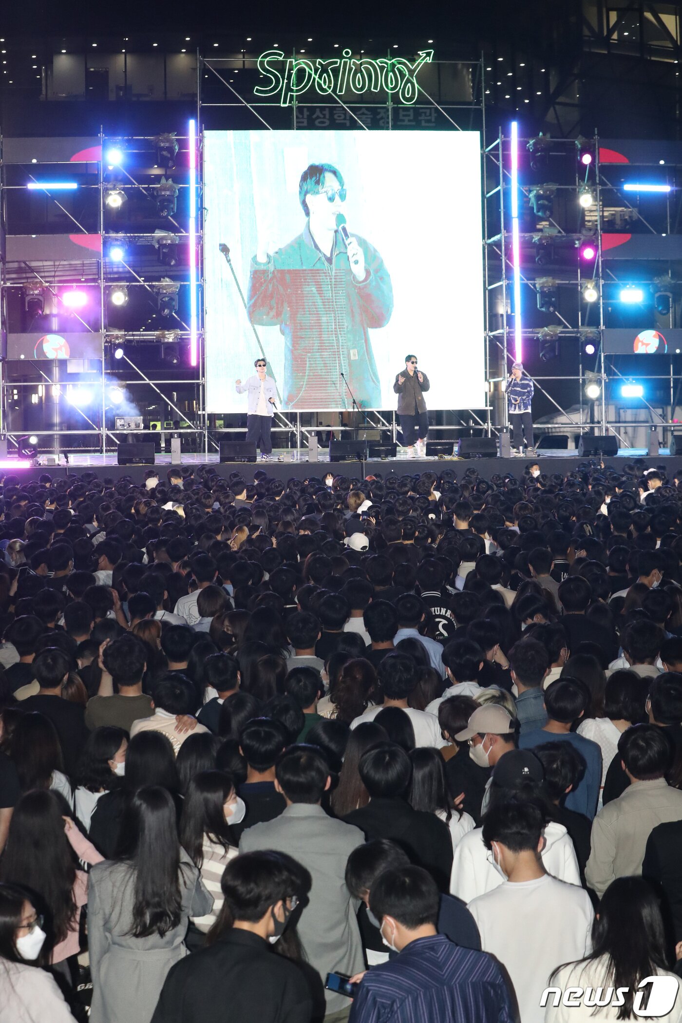 본문 이미지 - 4일 오후 경기 수원 장안구 성균관대학교 자연과학캠퍼스에서 열린 '2022 ESKARA(대동제)' 축제에서 학생들이 교내 동아리 공연을 관람하며 축제를 즐기고 있다. 2022.5.4/뉴스1 ⓒ News1 김영운 기자