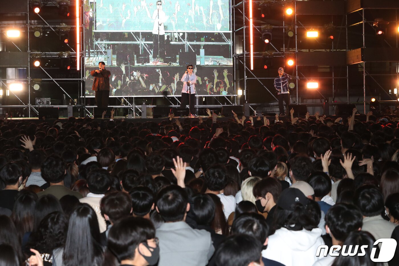 본문 이미지 - 4일 오후 경기 수원 장안구 성균관대학교 자연과학캠퍼스에서 열린 '2022 ESKARA(대동제)' 축제에서 학생들이 교내 동아리 공연을 관람하며 축제를 즐기고 있다. 2022.5.4/뉴스1 ⓒ News1 김영운 기자