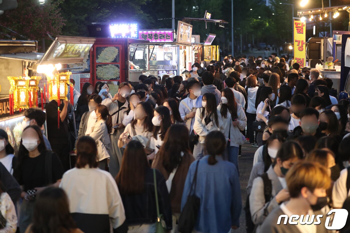 본문 이미지 - 4일 오후 경기 수원 장안구 성균관대학교 자연과학캠퍼스에서 열린 '2022 ESKARA(대동제)' 축제에서 학생들이 푸드 트럭에서 음식을 구매하고 있다. 2022.5.4/뉴스1 ⓒ News1 김영운 기자