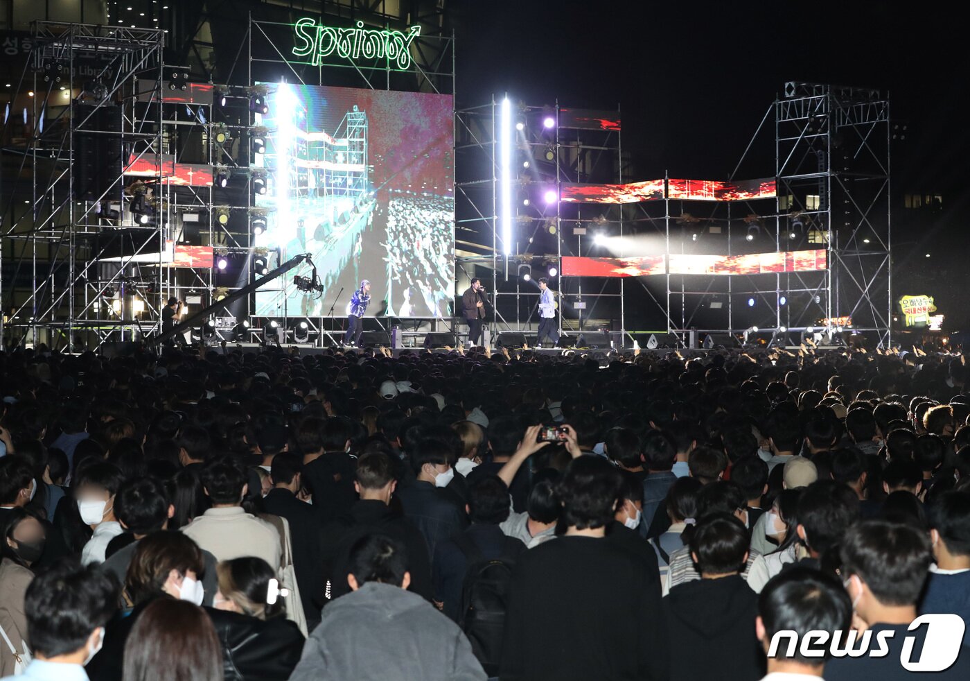 본문 이미지 - 4일 오후 경기 수원 장안구 성균관대학교 자연과학캠퍼스에서 열린 '2022 ESKARA(대동제)' 축제에서 학생들이 교내 동아리 공연을 관람하며 축제를 즐기고 있다. 2022.5.4/뉴스1 ⓒ News1 김영운 기자
